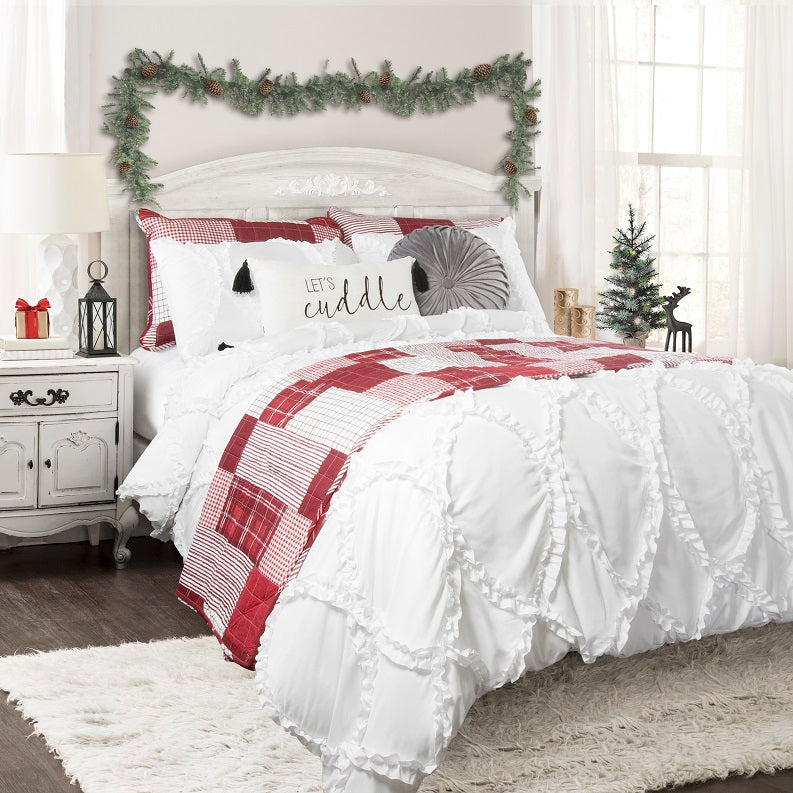 5 Tips for Decorating Your Bedroom for Christmas in July