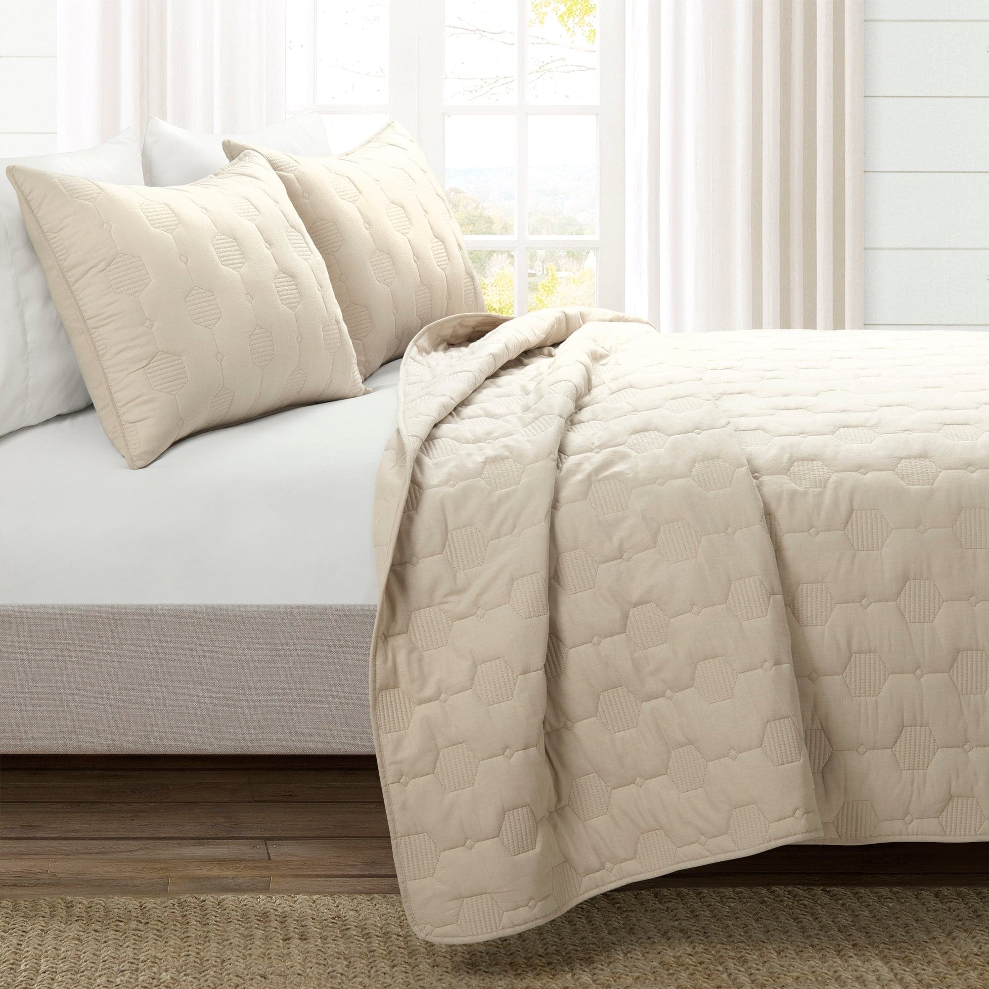 https://www.lushdecor.com/cdn/shop/files/194938069816-HEXAGON-HONEYCOMB-TEXTURED-COTTON-QUILT-NEUTRAL-3PC-SET-FULL-QUEEN-ALT-1.jpg?v=1696444099