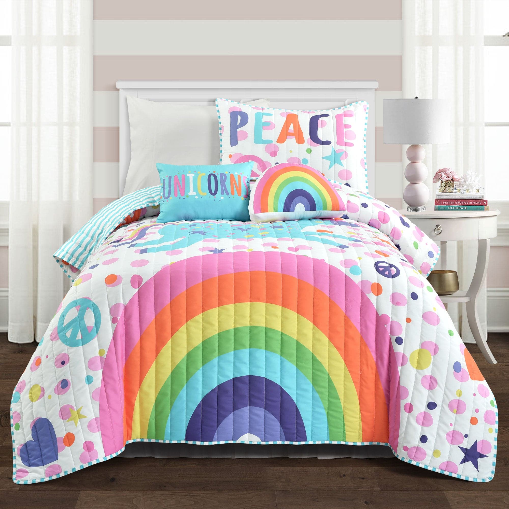 Over the rainbow 🌈 • • • #woodendecor #bedroomdecor #childrensbedroomdecor  #pastelbedroom #unicorn #…
